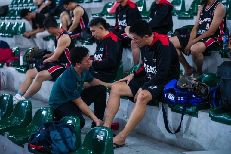 Terapis menangani pemain basket di bangku cadangan