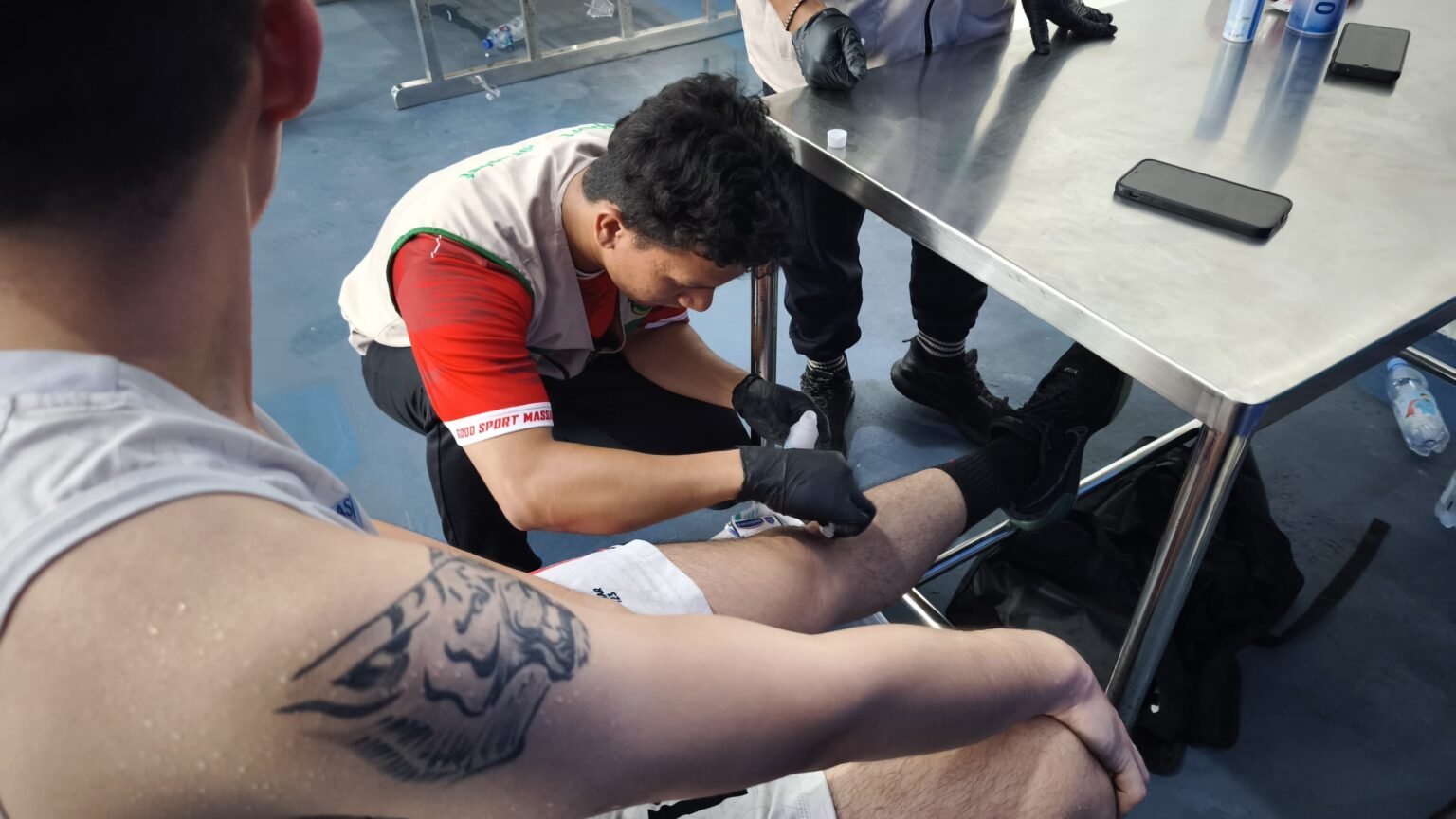 Terapis menangani keluhan lengan pasien