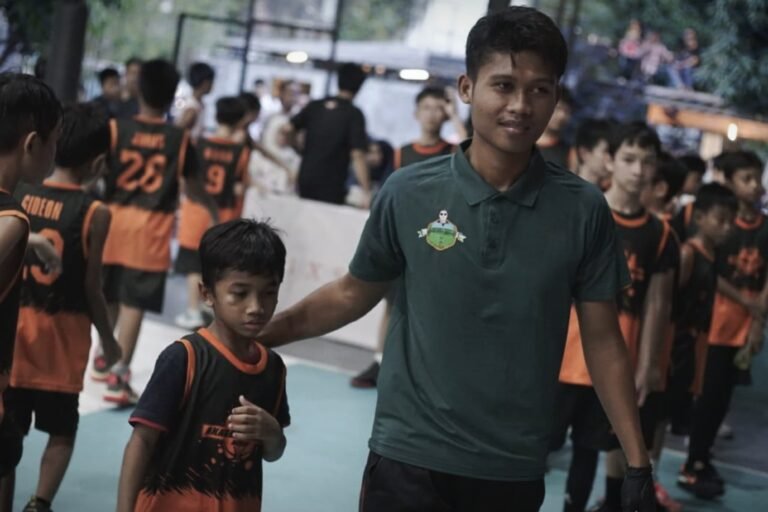 Terapis bersama tim sepak bola anak