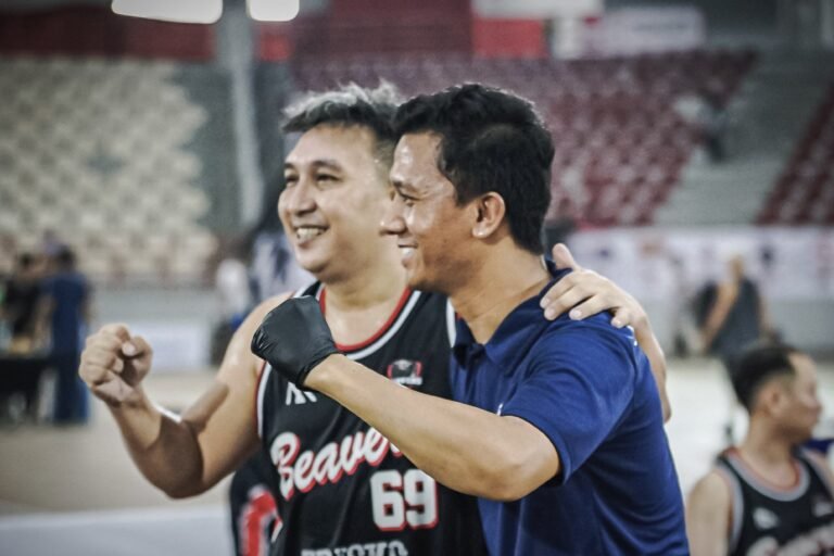 Terapis dan atlet basket setelah pertandingan