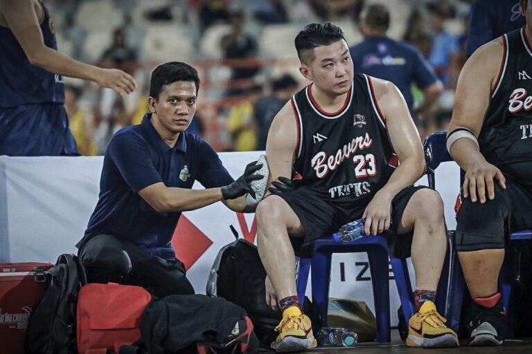 Terapis mendampingi tim di pinggir lapangan