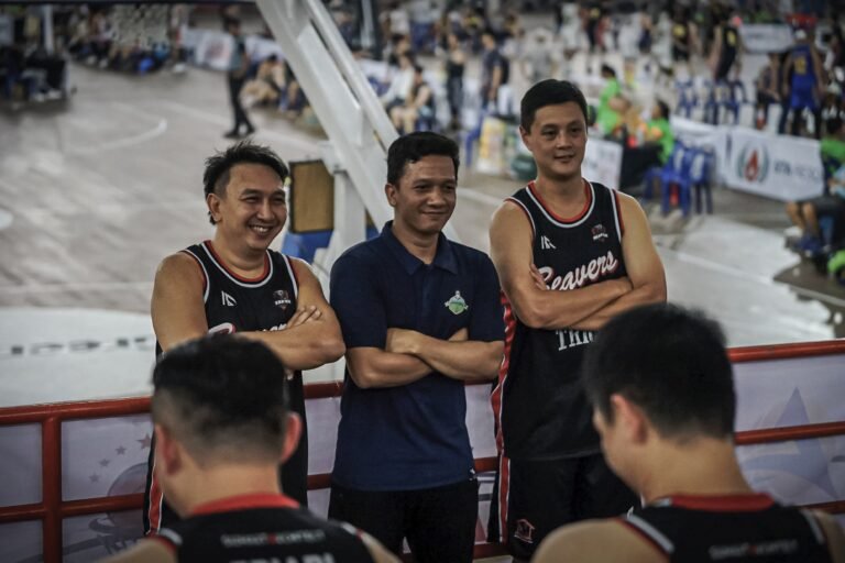 Tim terapis bersama pemain basket