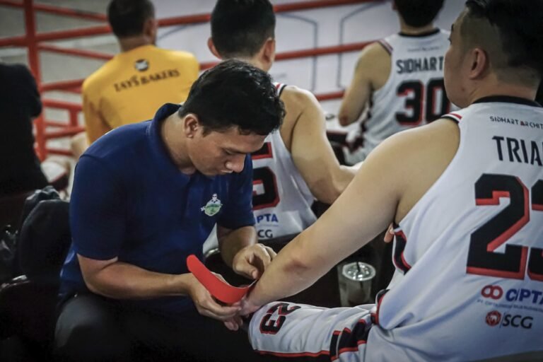 Terapis menangani cedera pemain basket