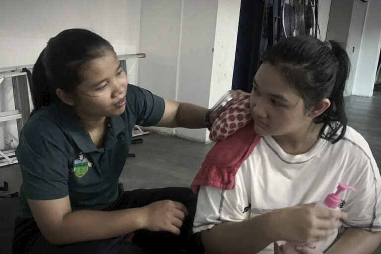 Terapis menangani keluhan bahu pasien