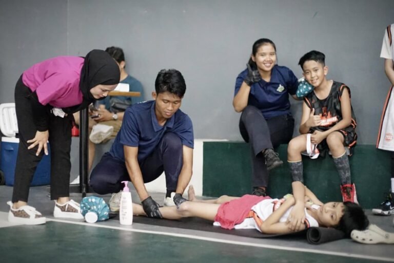 Terapis menangani beberapa atlet sekaligus di lapangan