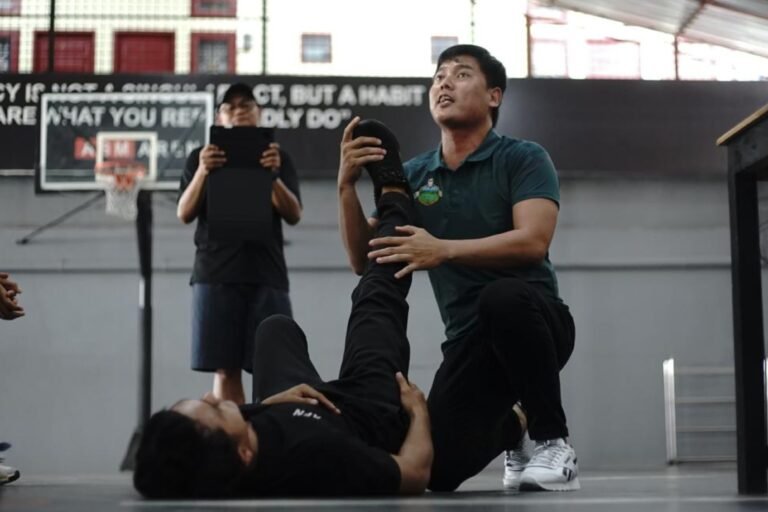 Terapis GOOD SPORT MASSAGE mendampingi latihan penguatan atlet